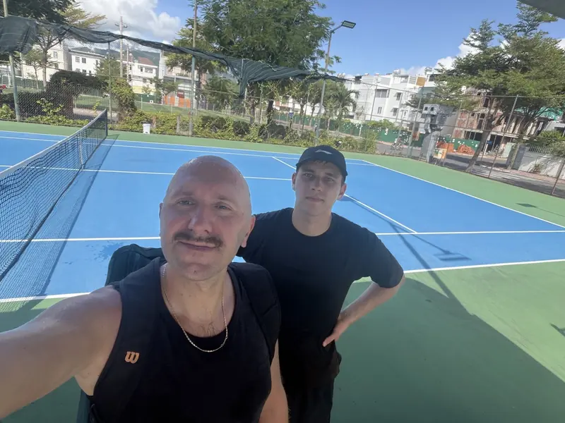 Artur Zakharov выиграл(а) в спарринге у Dan Vol со счетом 6:1, 6:1
