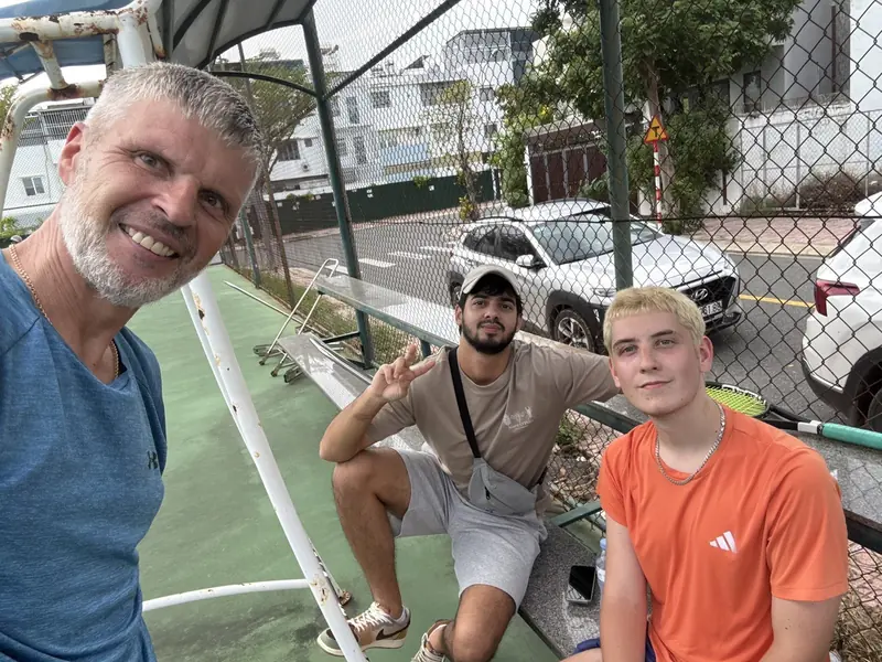 Evgeniy L победил(а) в жестком спарринге Daniil Geraschenko со счетом 6:7 (1:7), 6:1 и супер тай-брейком 10:4